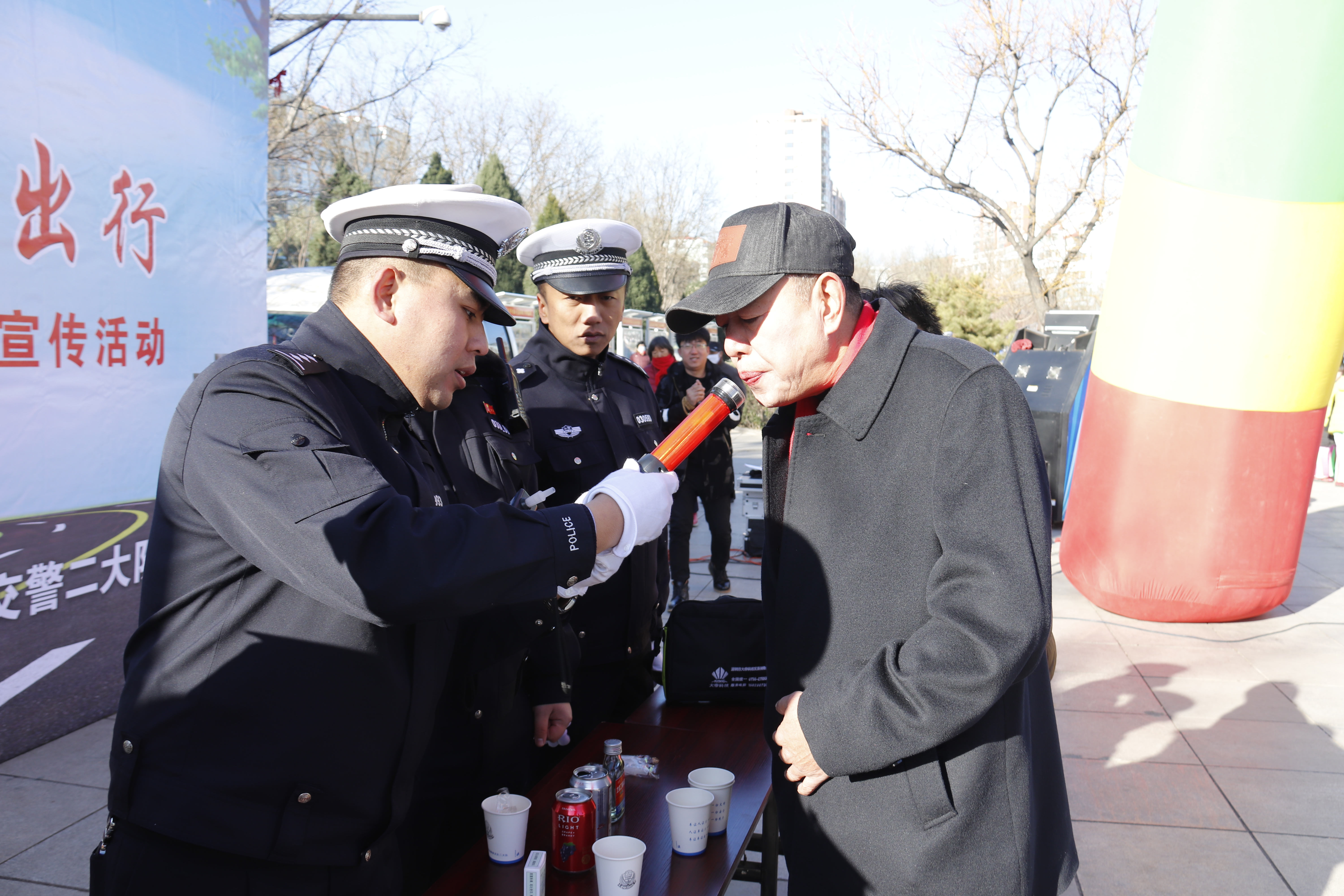 阳泉交警摆放酒精测试仪邀请市民体验.JPG