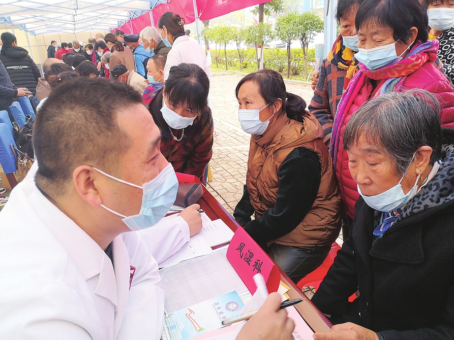 【坚决打赢防汛救灾攻坚战全力以赴恢复重建美好家园】风雨无情白衣有爱