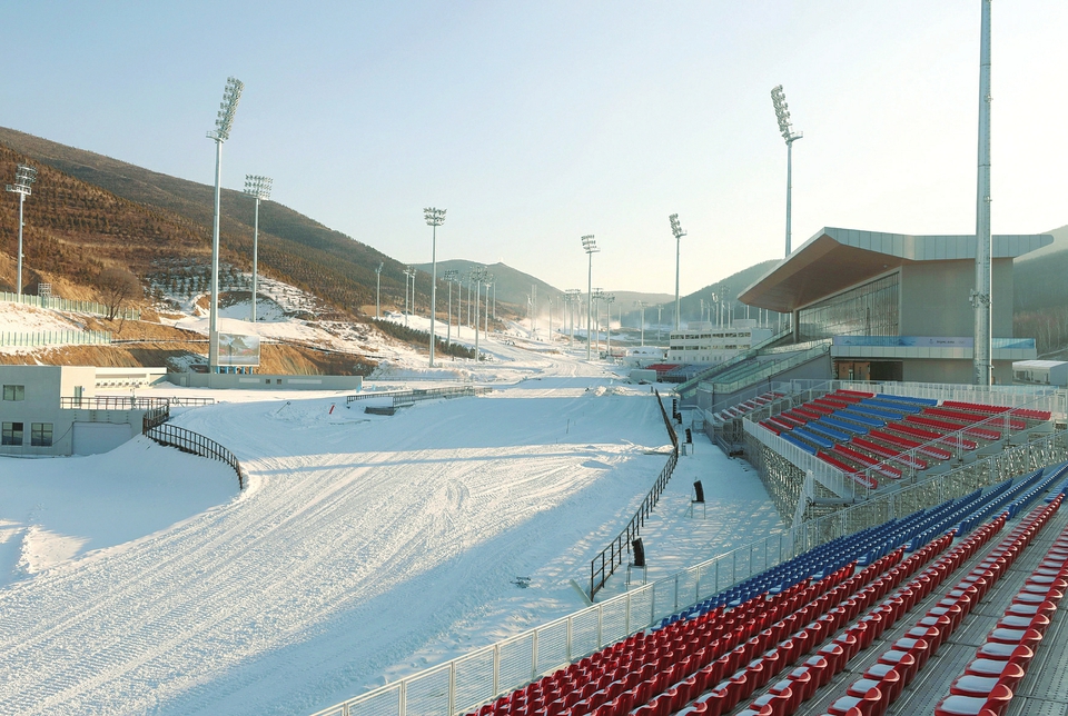 张家口赛区国家冬季两项中心雪道塑型待检