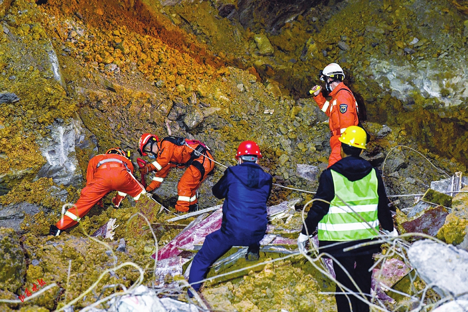 贵州毕节在建工地山体滑坡共致14人遇难