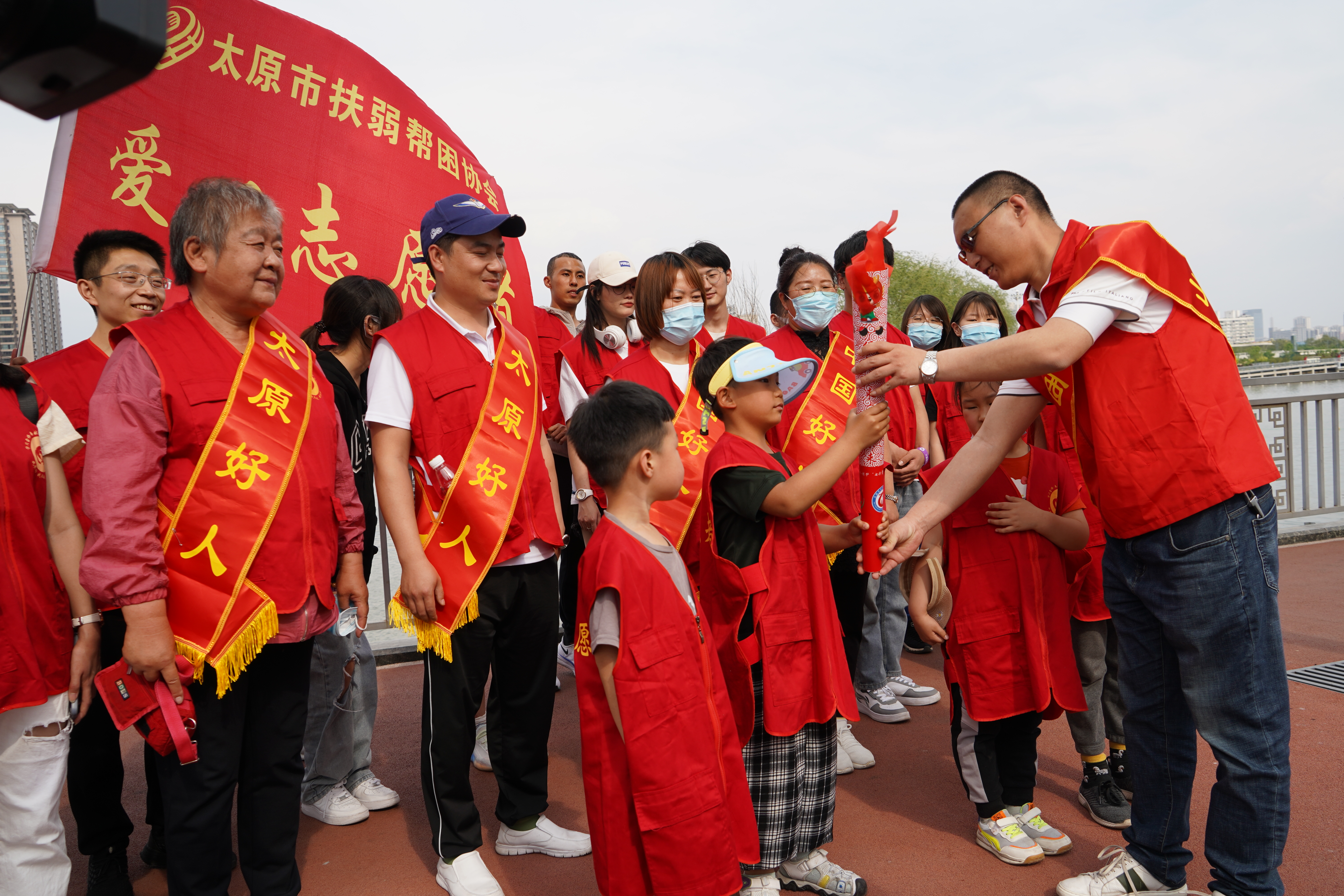 太原市扶弱帮困协会开展“星火汇聚，护‘未’同行”火炬接力助跑主题公益活动-6803.jpg