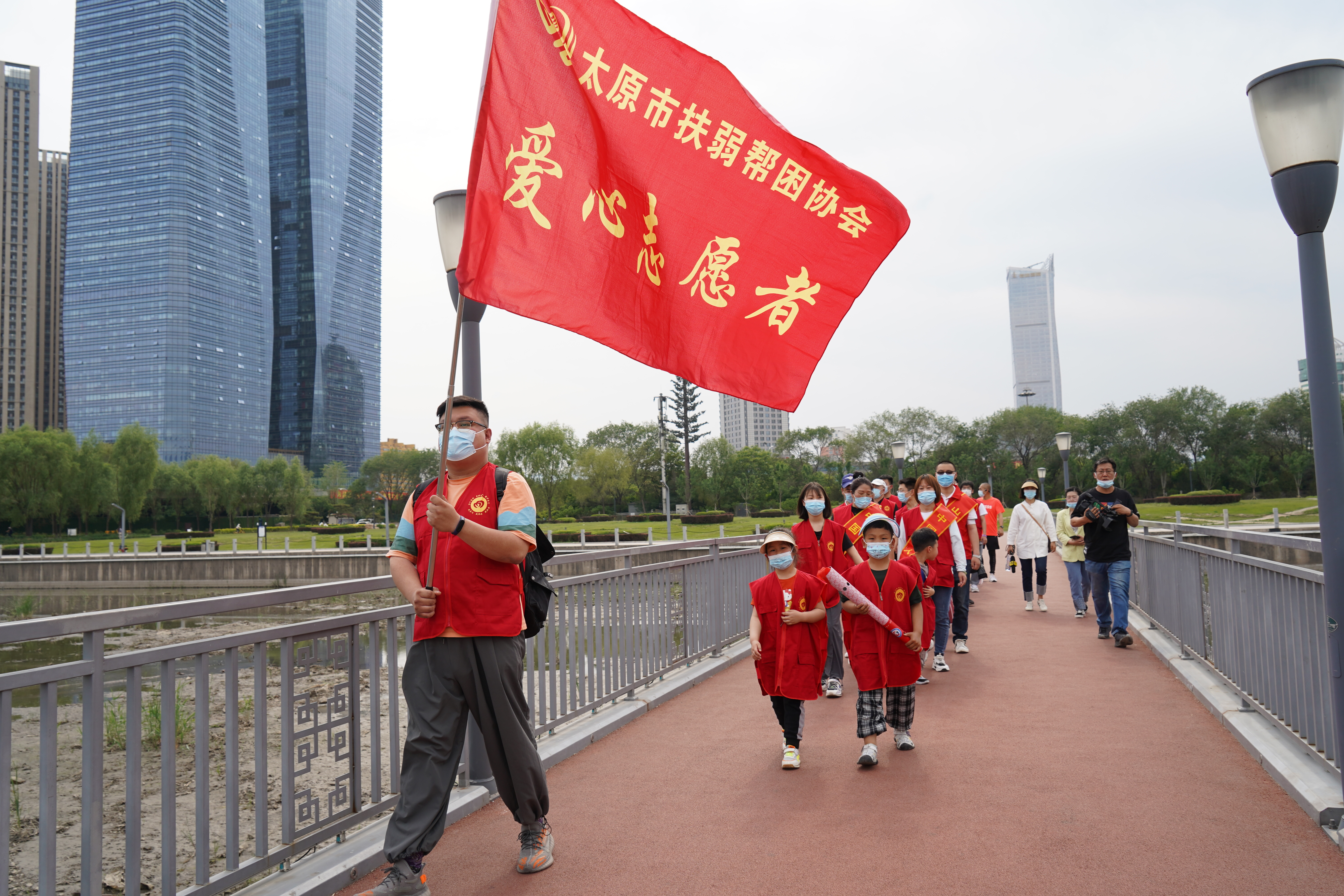 图话丨“星火汇聚，护‘未’同行”！火炬接力助跑汾河边