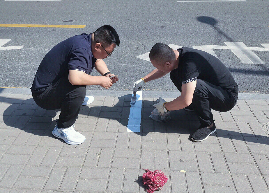 方便老年乘客上车，太原公交站台增设“规范停车引导线”