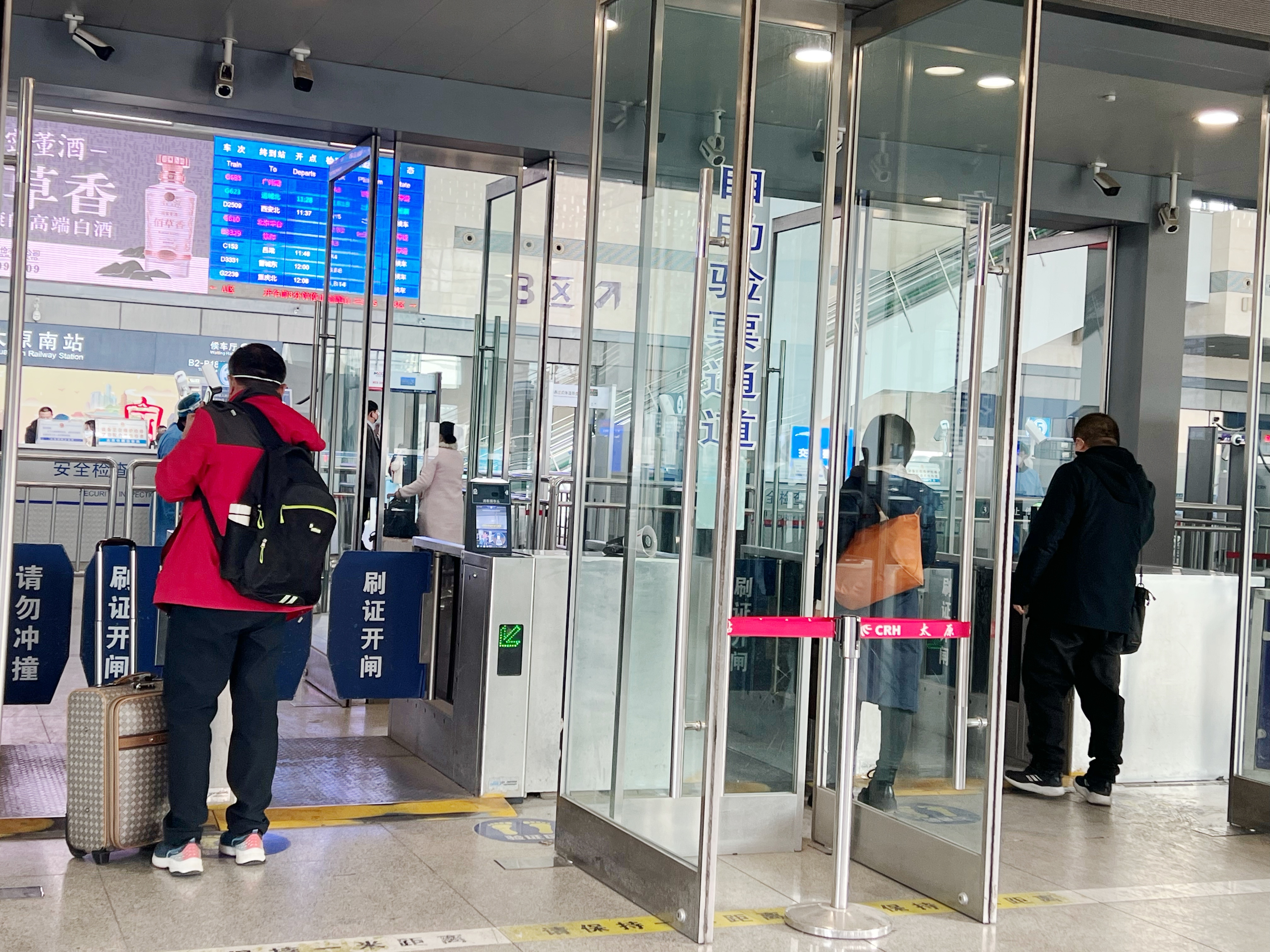 乘客刷身份证就可以直接进站。.jpg