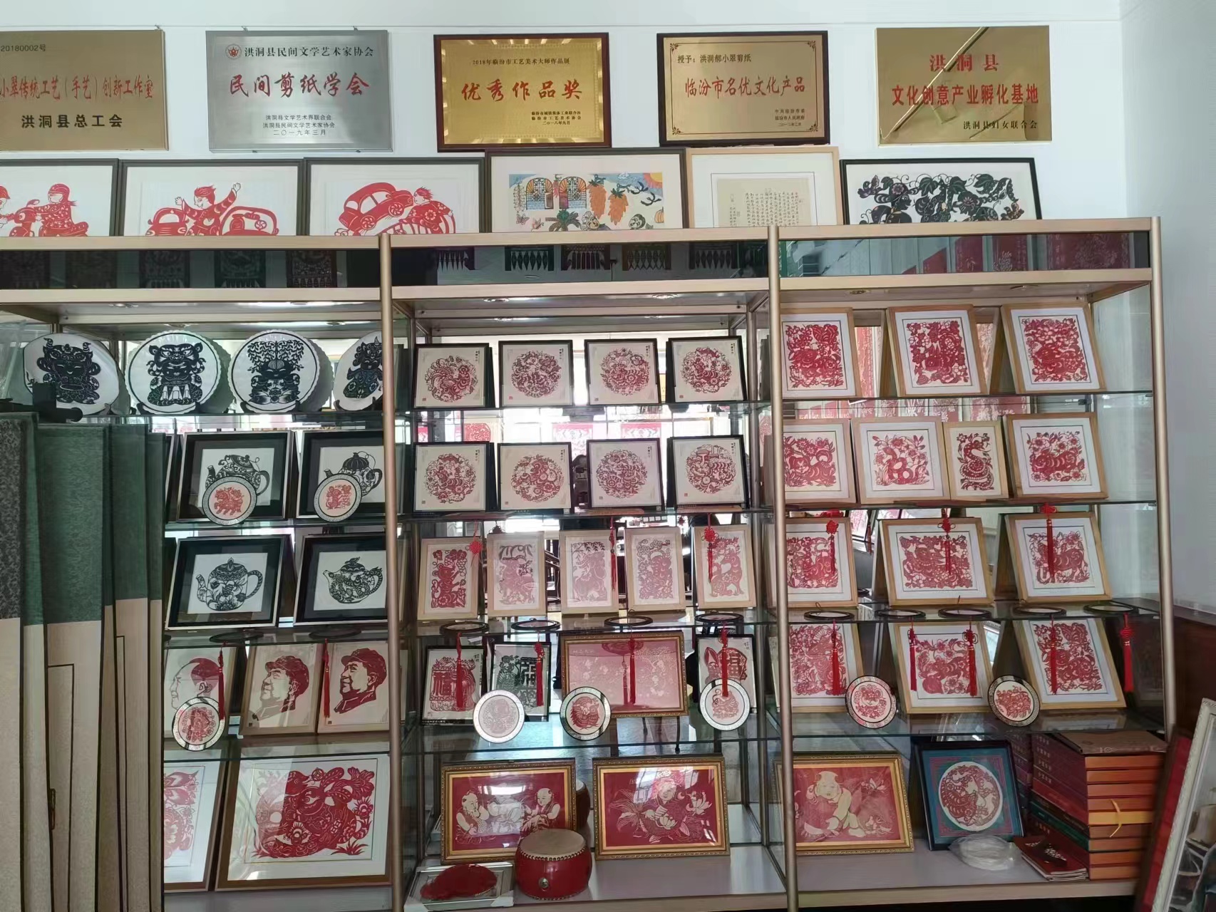 “小翠剪纸工作室”的 剪纸作品琳琅满目。.jpg