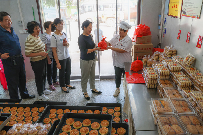 万荣：传统月饼装袋卖+中秋节前受青睐-34327.jpg