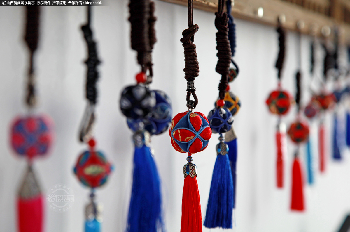 ���ӥ�¸�y���ѤQ�G����ä�۫����_�X�Ӧ��A�L�ױq���@�Ө��׬ݳ��O�@�����㪺��C