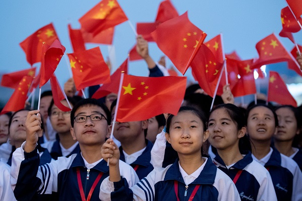 祖国生日快乐省城上万群众观看升国旗