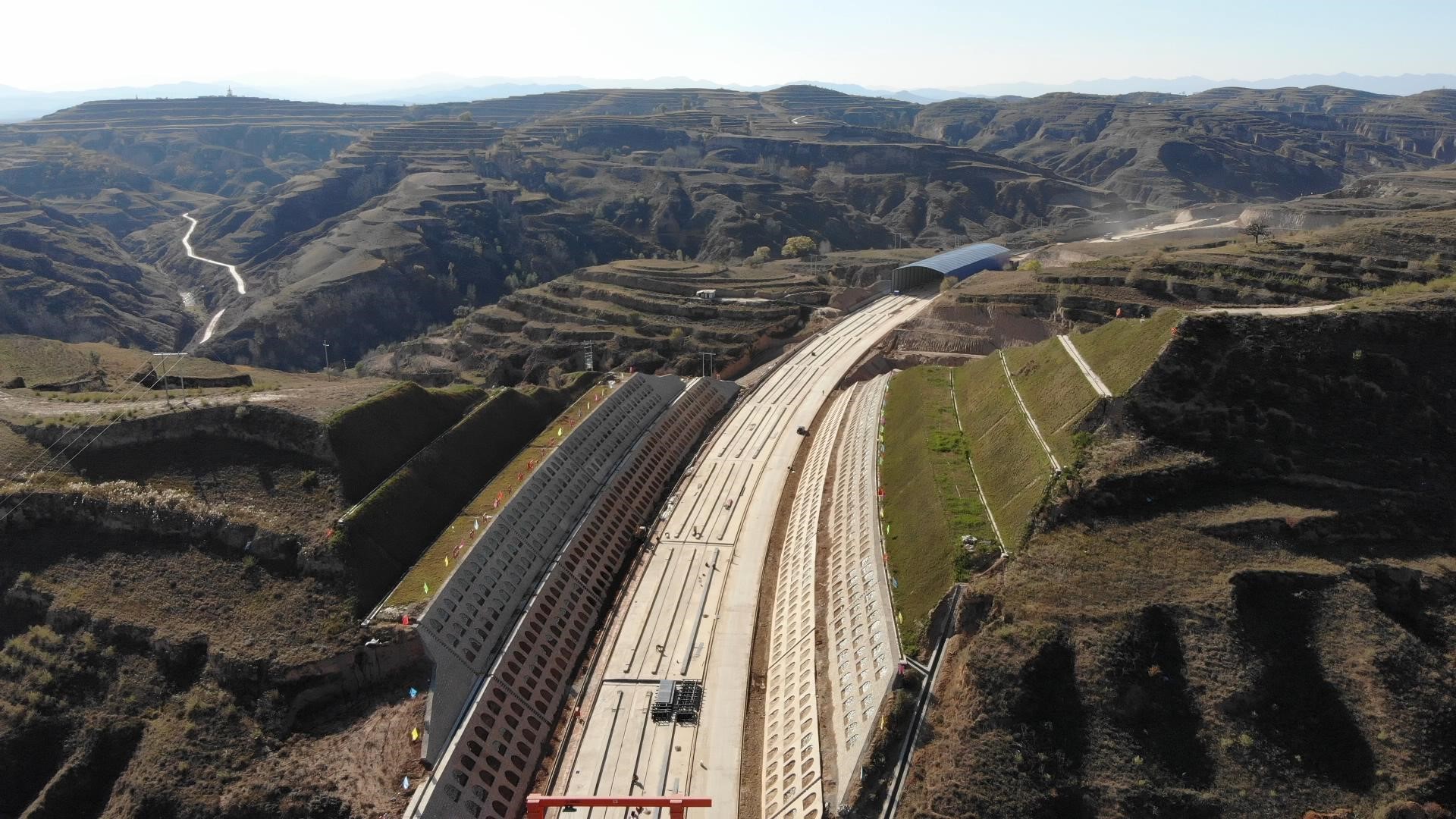 山西静兴高速公路土建1标标段实现全线主线贯通