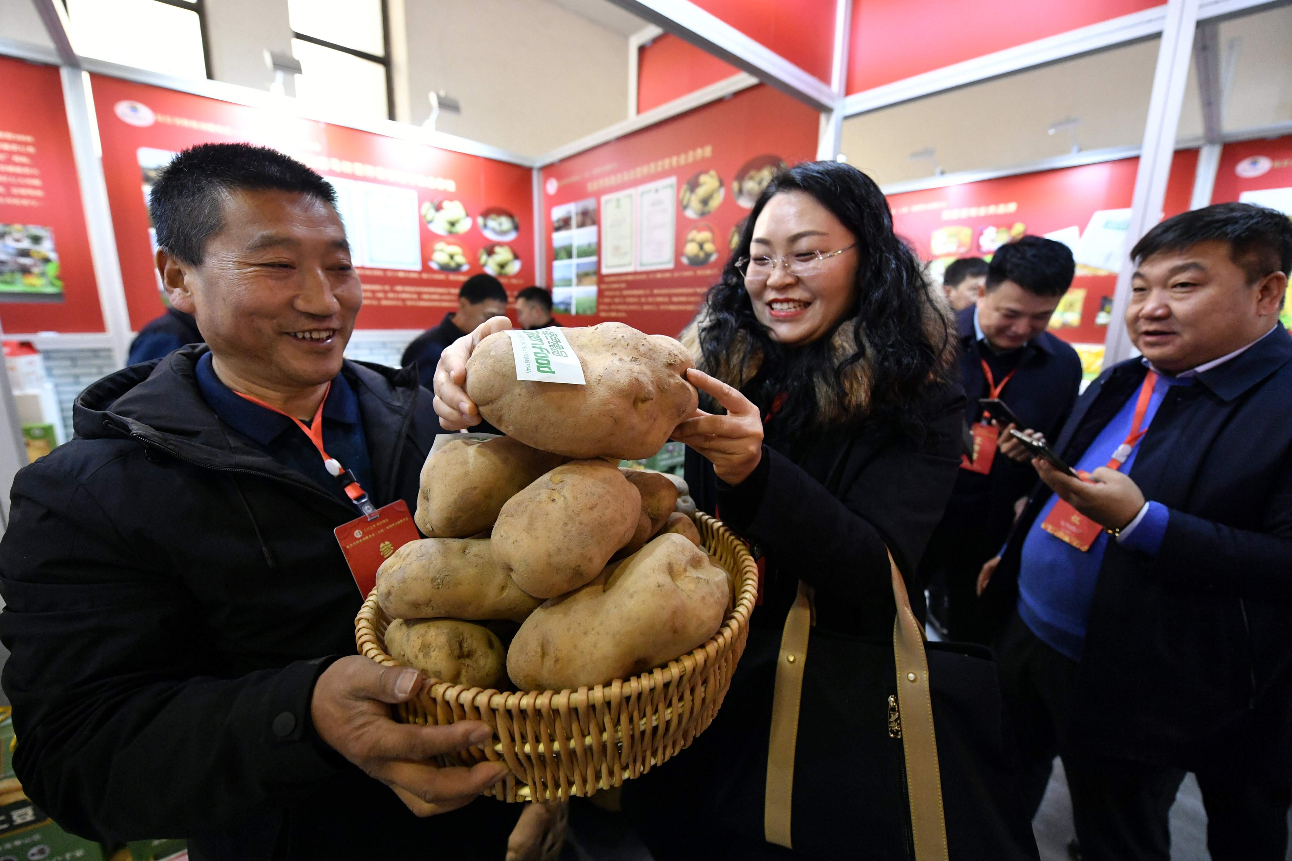 当日,吕梁特产年货会在太原启动,来自岚县,兴县等吕梁老区的农民,携带