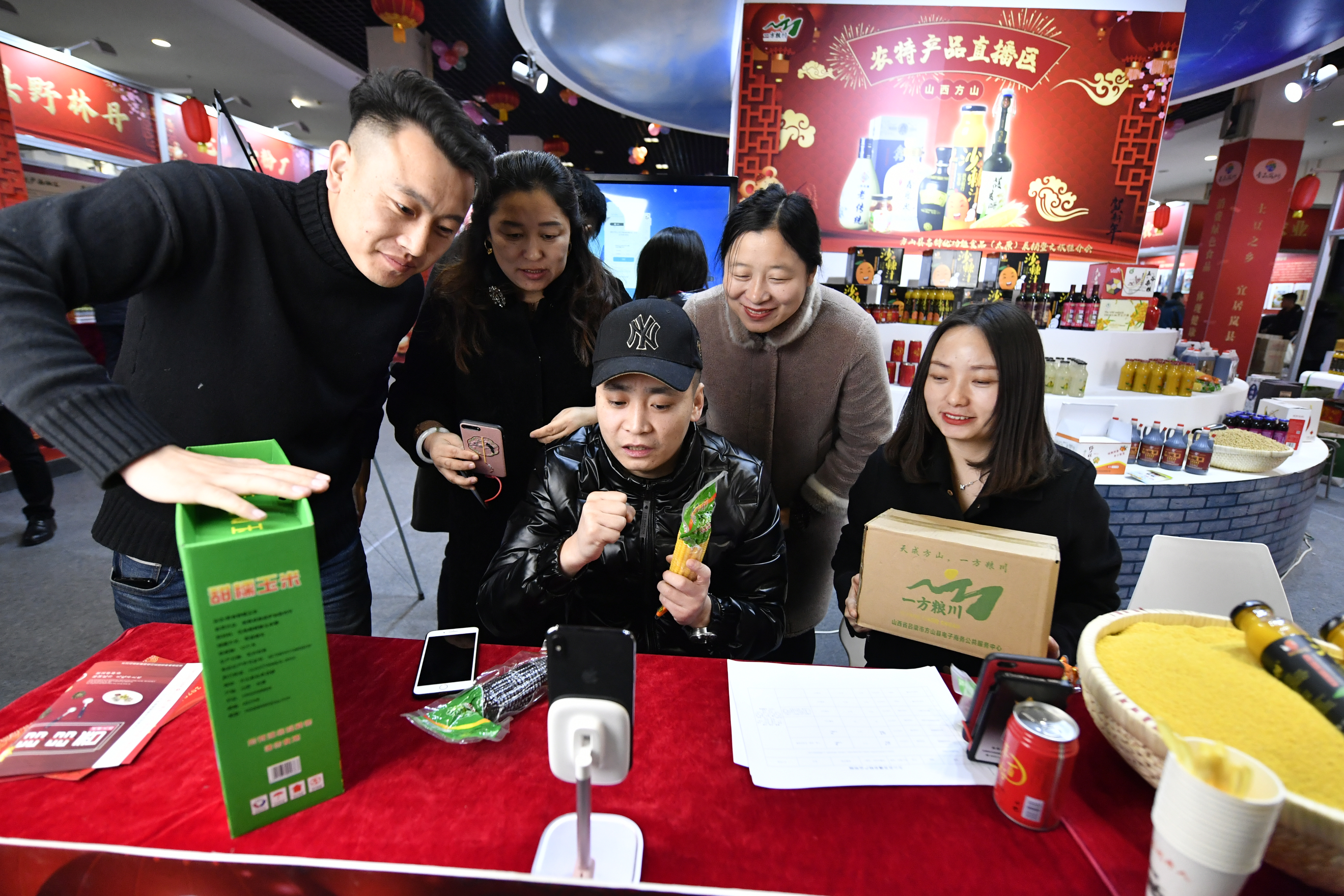 当日,吕梁特产年货会在太原启动,来自岚县,兴县等吕梁老区的农民,携带