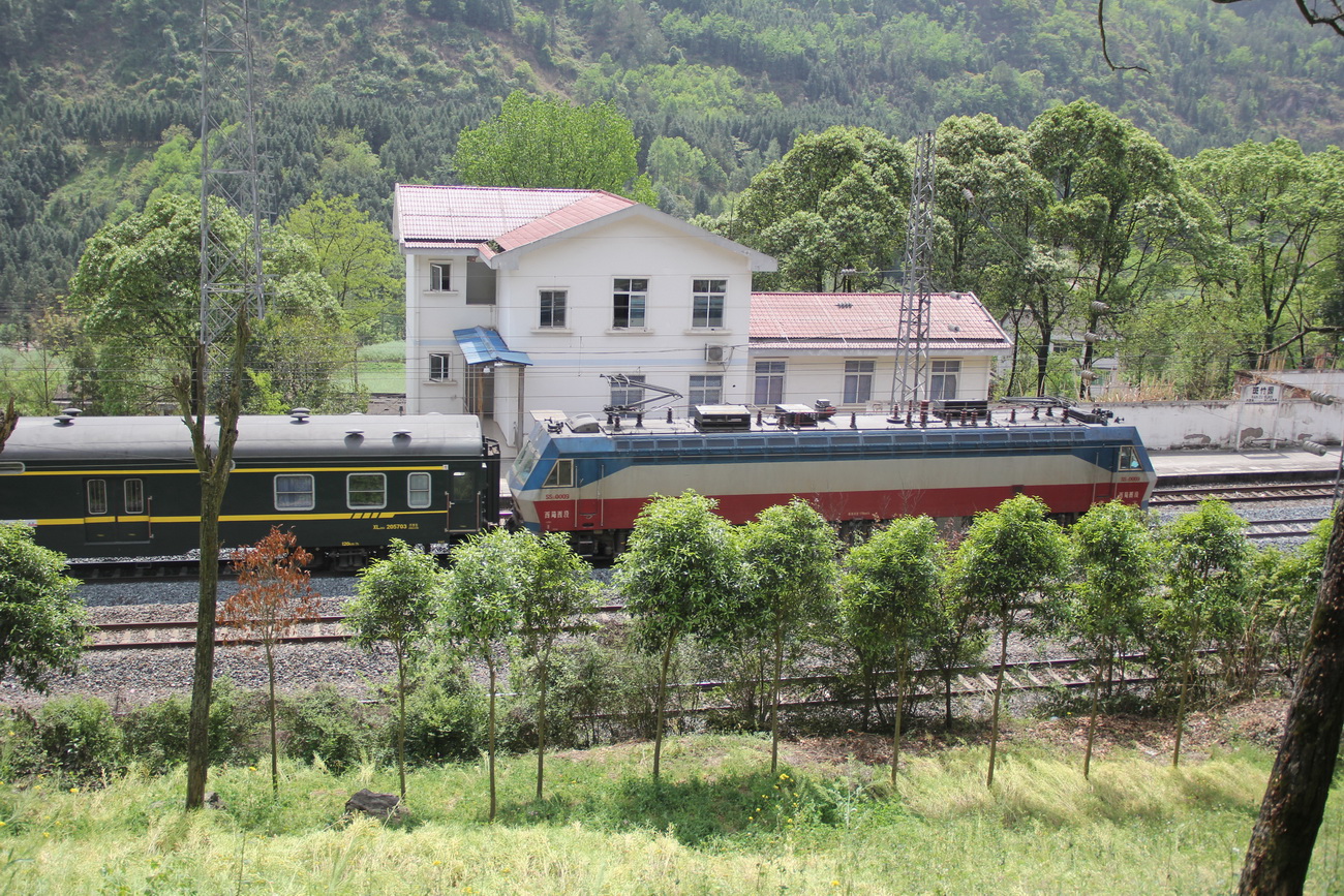 峡谷小站的春运坚守