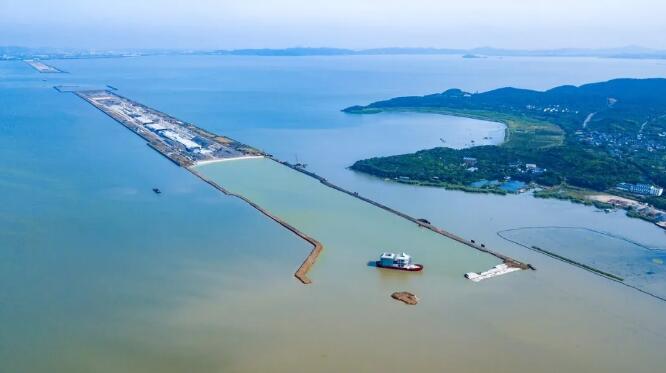 由中国中铁四局承建的国内最长湖底隧道--苏锡常南部高速公路太湖隧道