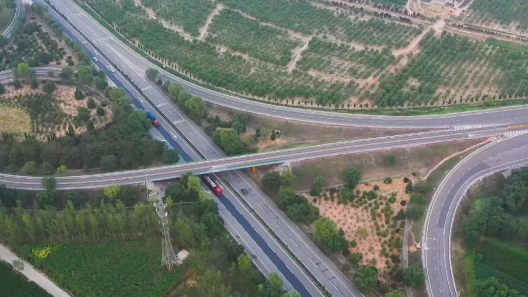 从省城太原出发,沿着g20青银高速吕梁段一路向西,可直达吕梁山腹地.