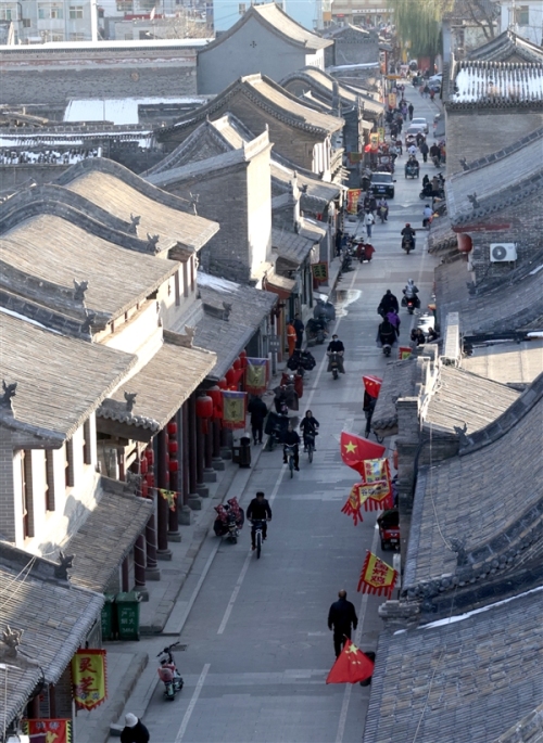 行人行走在太谷老街上