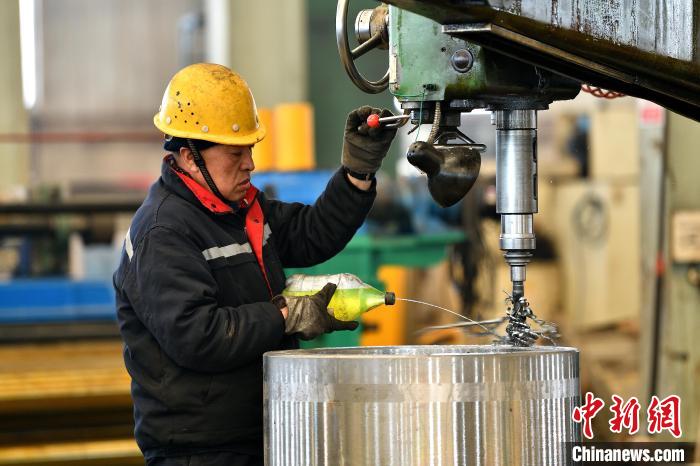 三晋春来早出口订单稳步增长太原制造业工人春节过后生产忙