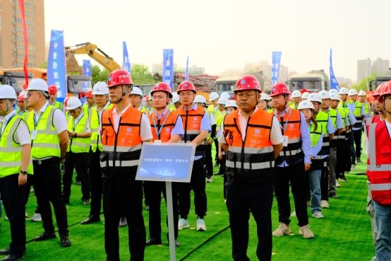 中建新疆建工土木公司哈密市西河街道老旧小区改造项目举行开工仪式