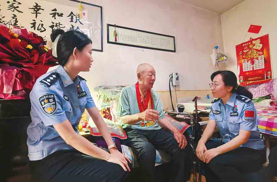 慰问抗战老兵 聆听抗战经历