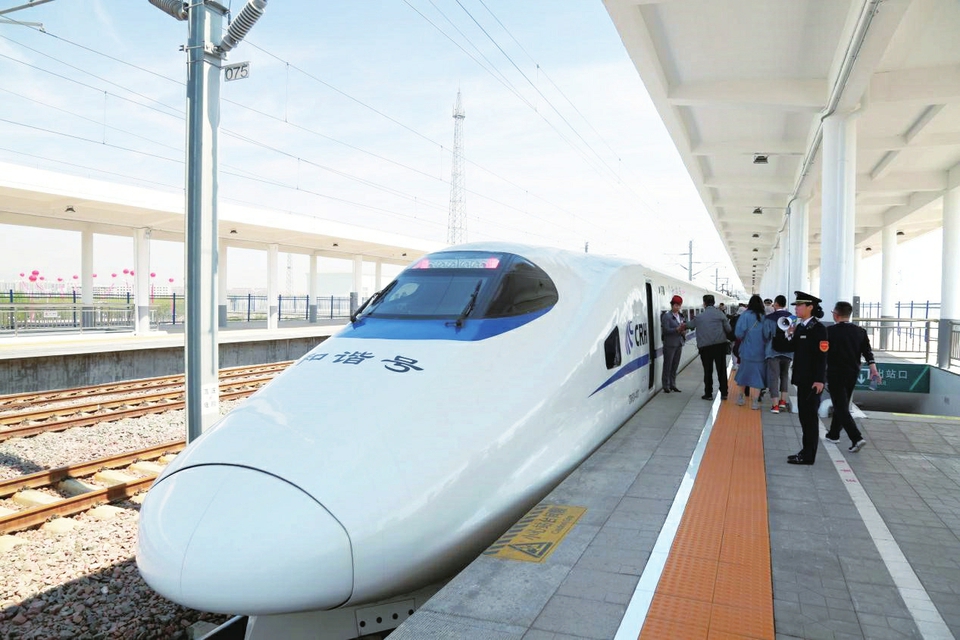 怀仁东站即将开行的"朔州号"动车组列车. 于素文摄