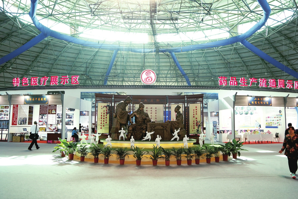 关公刮骨疗毒,五禽戏雕塑栩栩如生,展示博大精深的中医药文化.