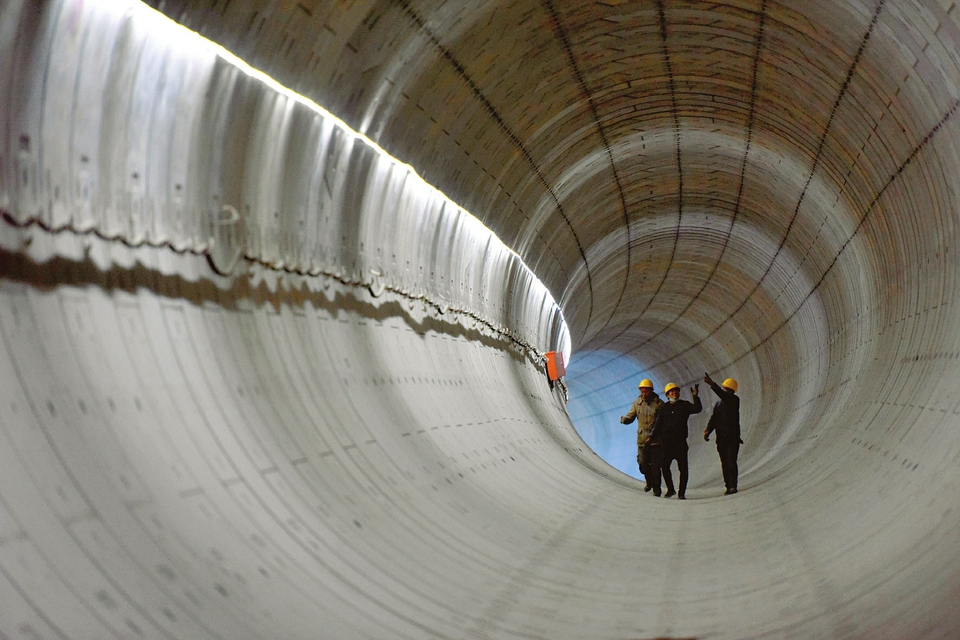 地铁建设战正酣施工人员正在涧河站例行巡检隧道