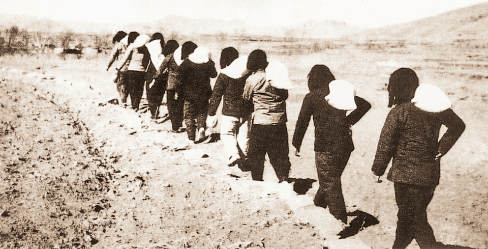 组织起来的根据地妇女为反攻作战的八路军运送粮食.