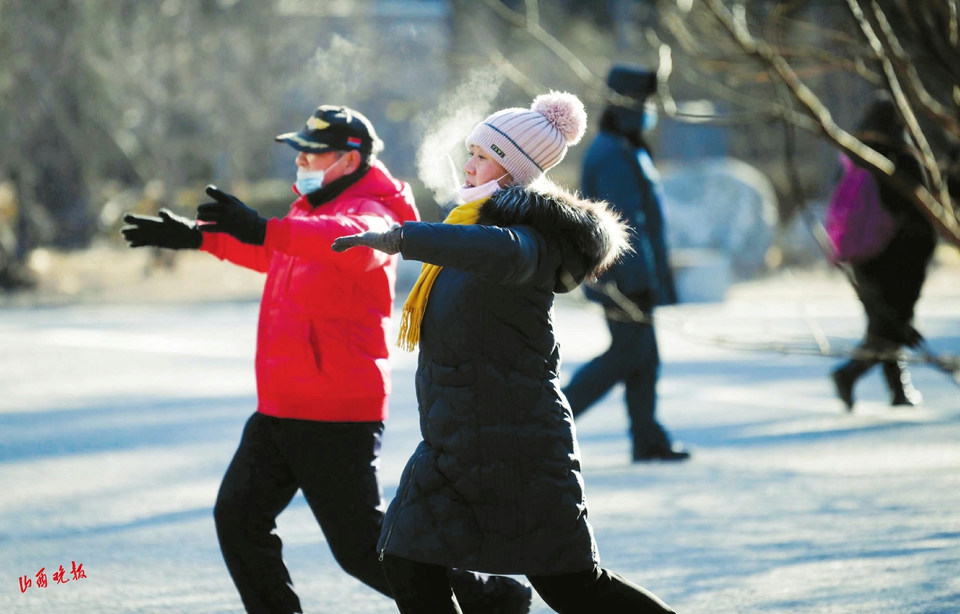 冒寒晨练 呵气成霜