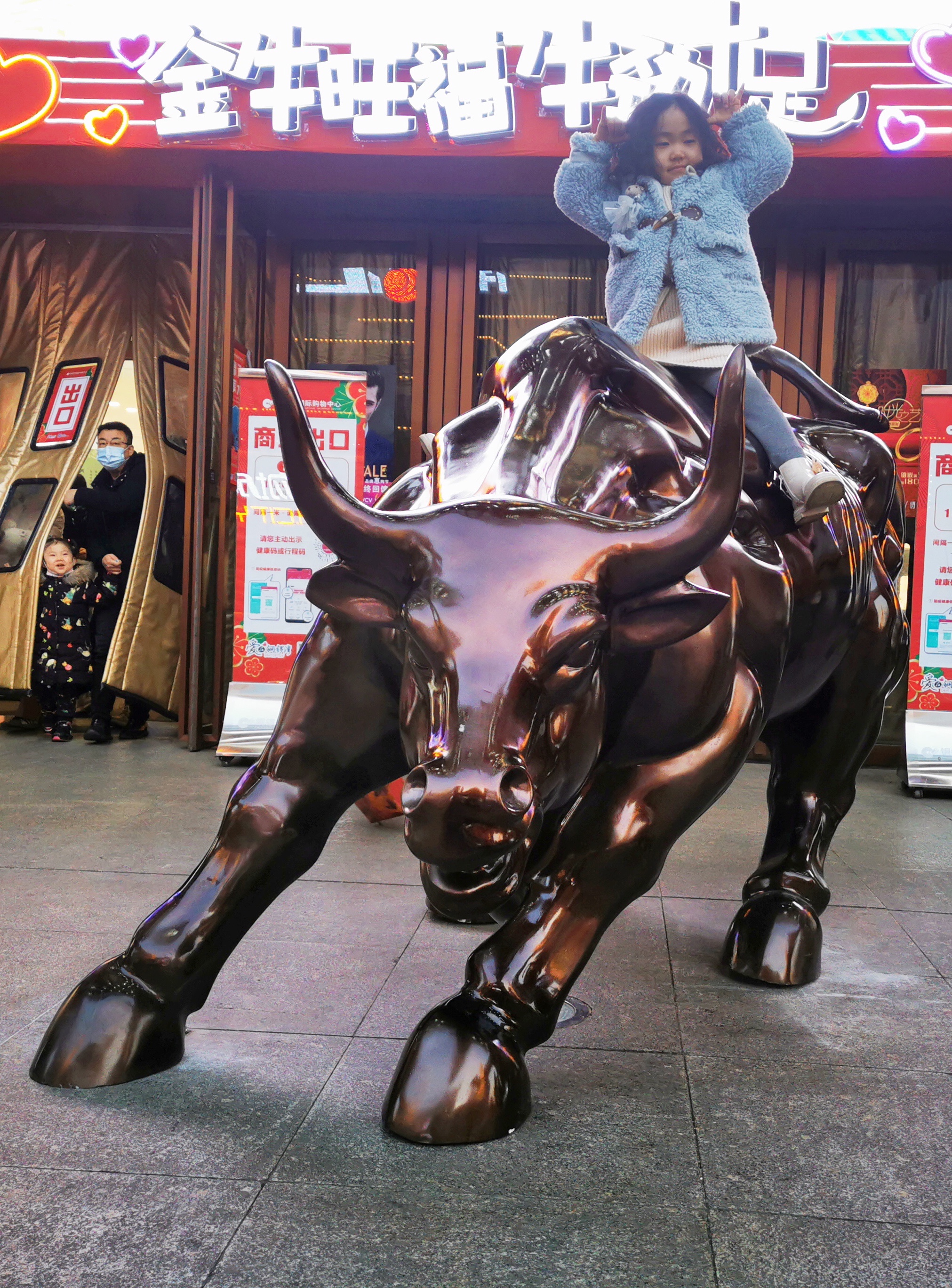 金牛旺福,牛劲十足. (责编:褚嘉琳)