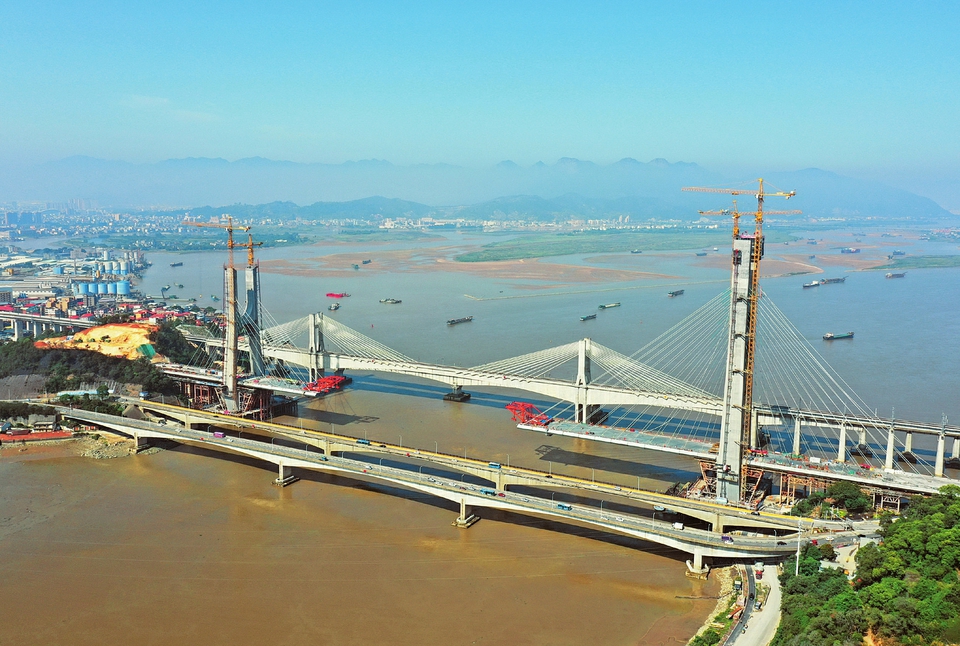 新建福厦铁路乌龙江大桥主塔封顶完成