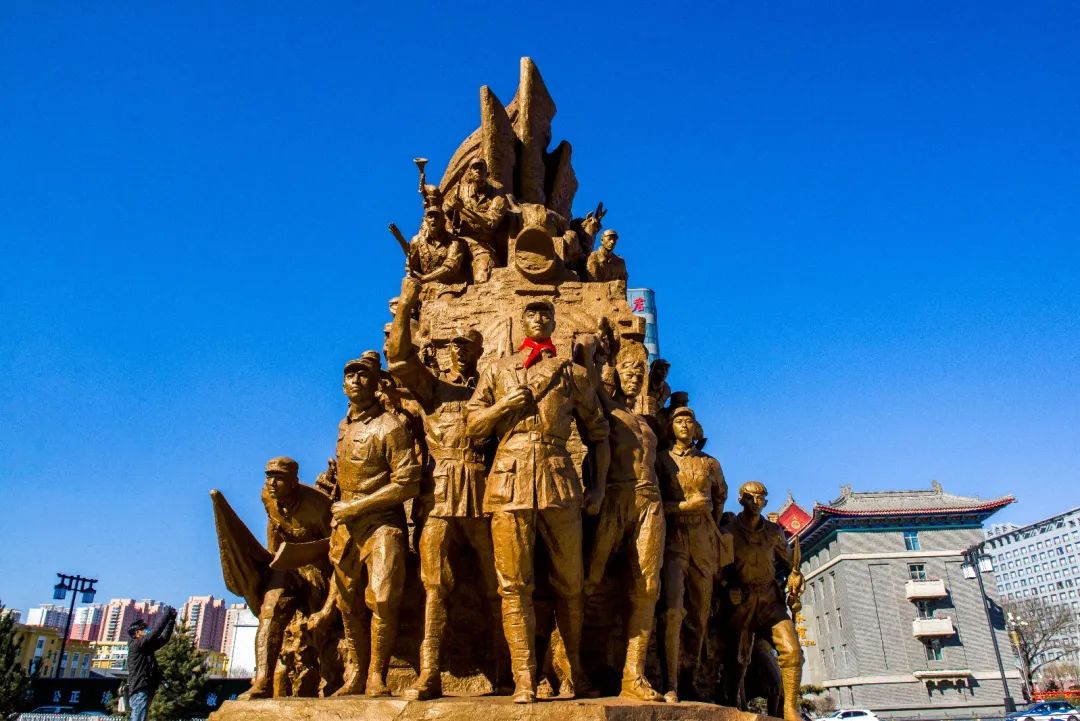 大型雕塑力量亮相省城五一广场