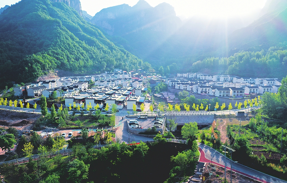 (扫描二维码看视频)近年来,陵川县锡崖沟村持续推进乡村振兴,大力发展