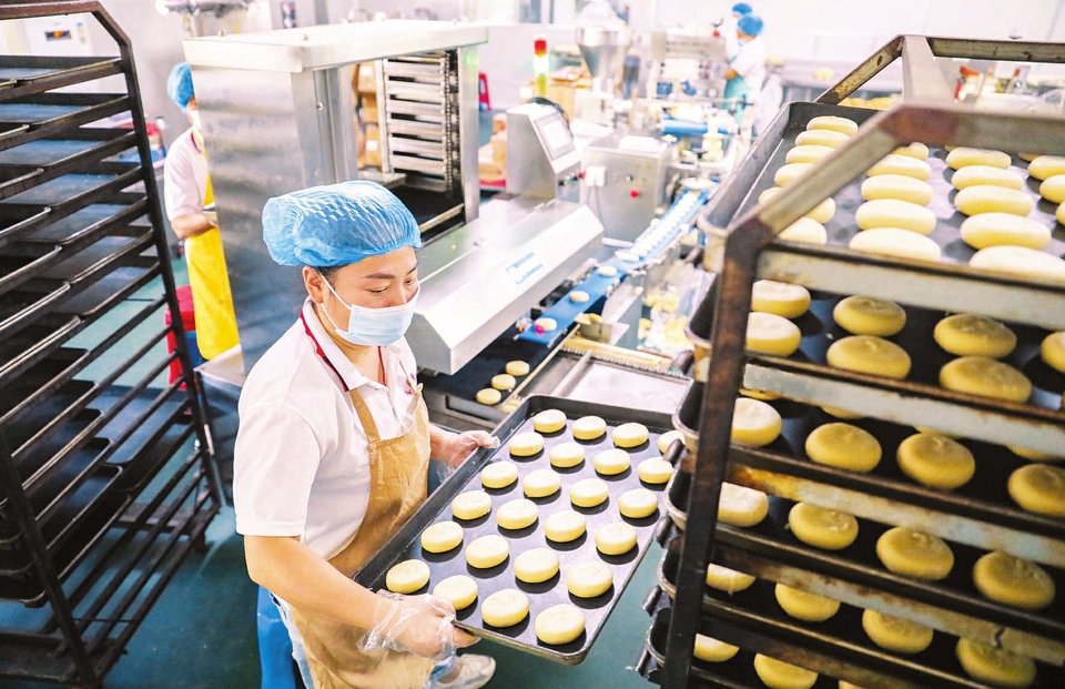 芮城县风陵渡镇东风食品厂:加紧生产月饼 满足节日市场需求 - 山西