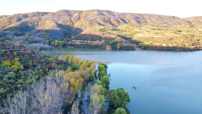 10月14日,阳泉市平定县冶西镇尚怡水库在落日余辉的映衬下,景色美不胜
