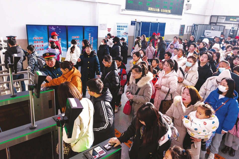 2024年春运启幕 运城火车站人流如织