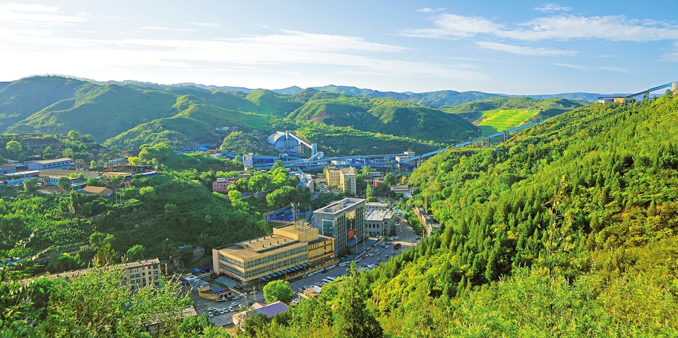 图为山西焦煤西山煤电官地矿安全生产指挥中心,工作人员正在查看井下