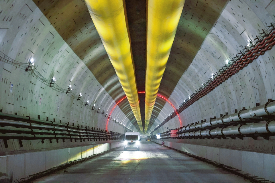 广湛高铁湛江湾海底隧道贯通