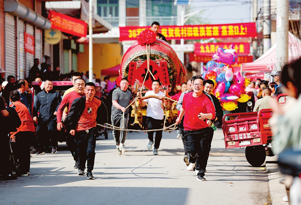 一年一度的跑鼓车比赛在襄汾县汾城镇南膏腴村举行