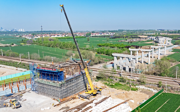 侯马侯阎铁路跨线转体桥加紧施工