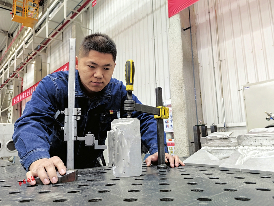 纸张钻孔鸡蛋打孔 钳工大神毫厘间见真功 - 山西新闻网