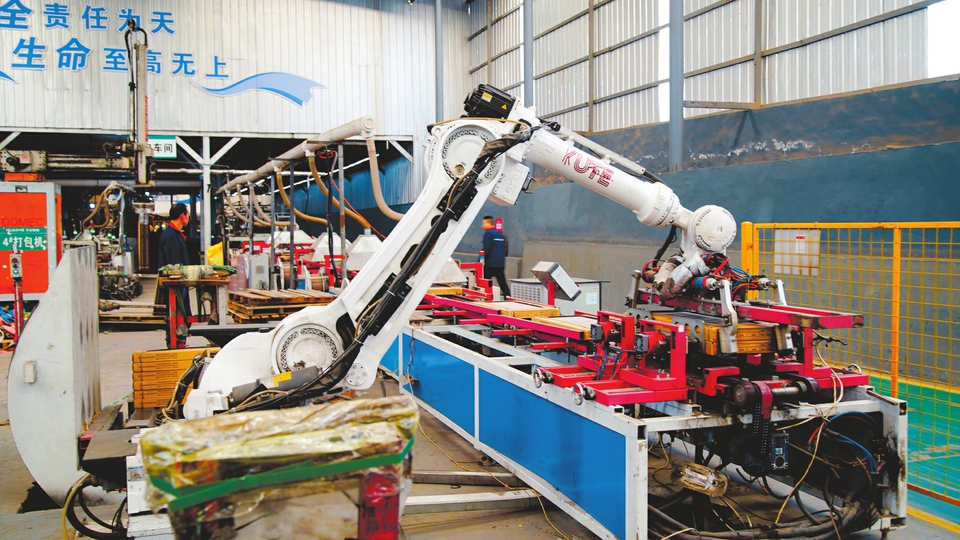 4月18日,阳城县华冠陶瓷码垛机器人正在生产线上工作.