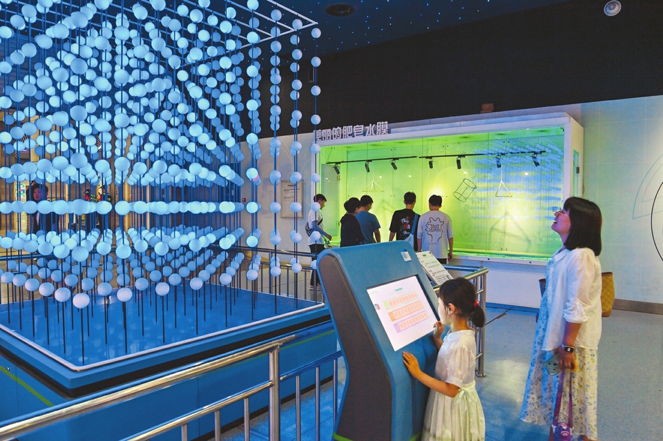 山西省科技馆吸引小朋友前来参观游览