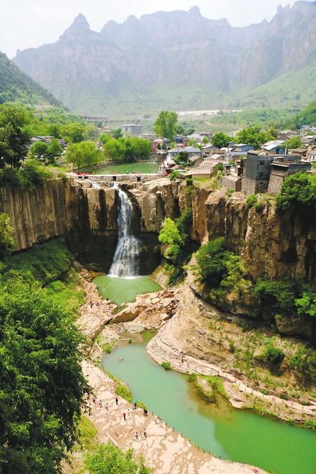 凭借丰富的旅游资源,便利的交通,虹霓村成为周边市民节假日休闲旅游的